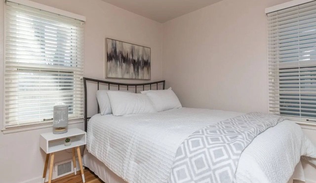 Perfect 2-bedroom apartment near McKennan Park and Downtown!