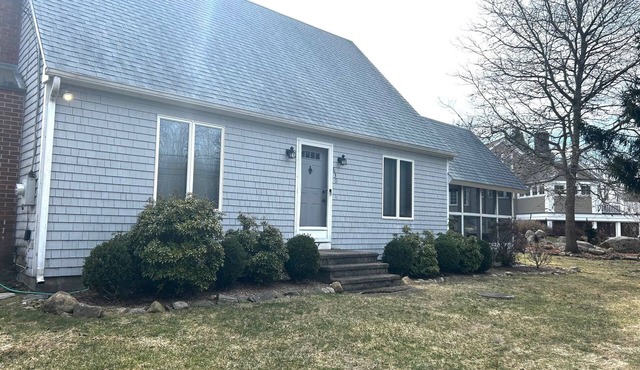 Perfect 3-bedroom house in welcoming Green Hill Beach neighborhood