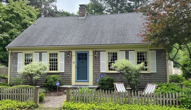 Perfect Cape - 1 Mile to Old Silver Beach, 3 bed, 2 bath, Game Room, Central AC