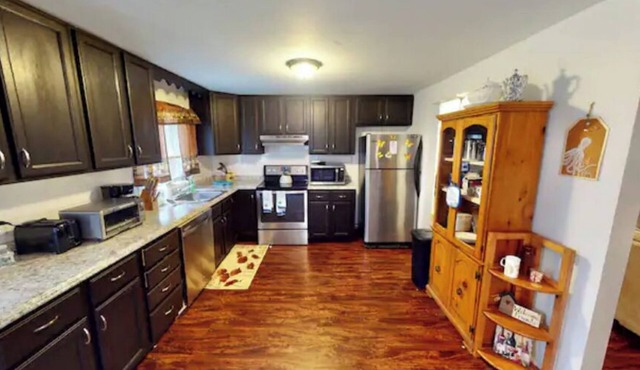 Perfect For Big Groups & Families/Free Wi-Fi