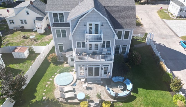 Perfect for Families & friends re-unions! Outdoor Hot Tub, Next to the beach!