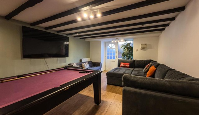 Perfect House for Group Getaways - Sleeps 14 - 4BR