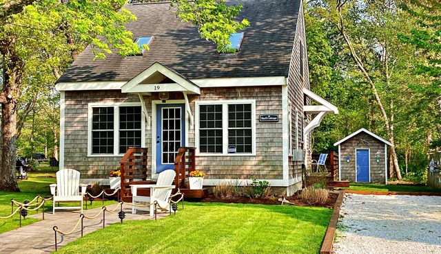 Perfect Island Location - Close to Beaches, Martha’s Vineyard Ferry & Cape Cod.