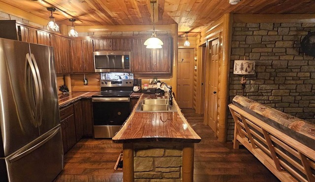 PERFECT LAKEFRONT RUSTIC RETREAT, STUNNING VIEWS AND WILDLIFE on MIRROR LAKE