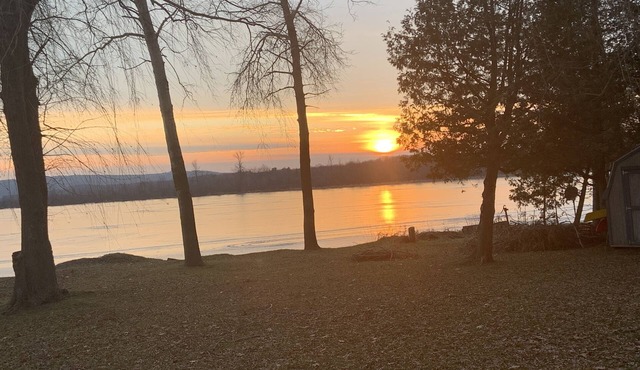 Perfect up north getaway. Beach front on all sport lake. Fishing winter and summer. Close to many hiking trails breweries wineries, and Lake Michigan.