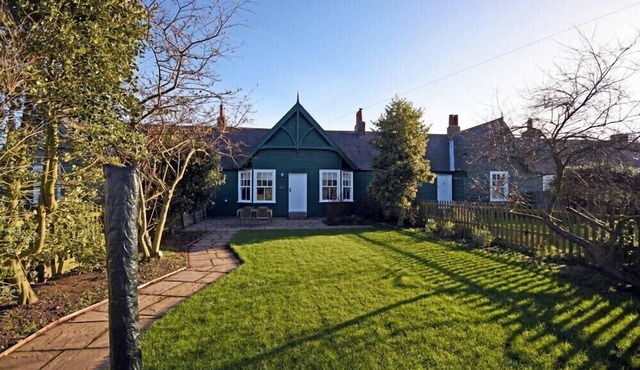 PERIWINKLE, family friendly, country holiday cottage in Bamburgh