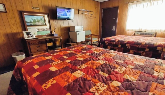 Pet-Friendly Spot Close to Canoeing Destinations on Rainy River - Free Breakfast