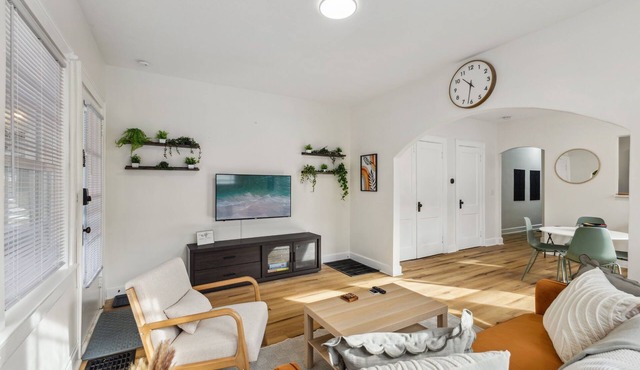 Pet-Friendly 1BR Duplex Near Butler University ~ Sleeps 2 ~ Fast Wi-Fi