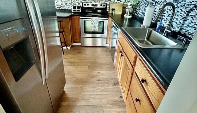 Pet-friendly 3-bdr house on cul-de-sac, next to Oakmont & 17 mi to Pittsburgh!