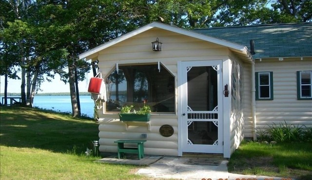Pet-Friendly Acorn Cottage. Our cottage is our home - you'll feel at home too!