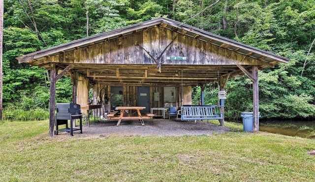 Pet-Friendly Castlewood Cabin w/Deck & Pond Views