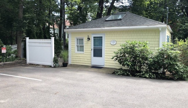 Pet-friendly cottage a short walk to Dock Square and the beach