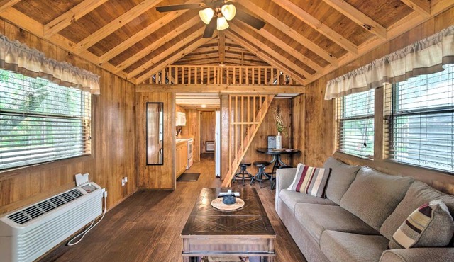 Pet-Friendly Cottage Unit 7, Screened Porch!