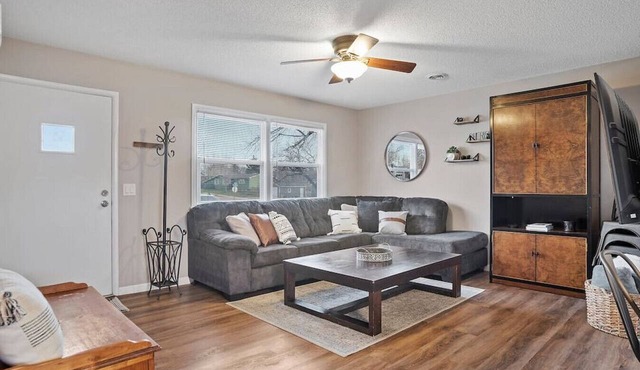 Pet Friendly- Large Fenced Backyard- Covered Patio