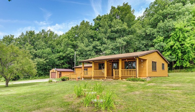 Pet-Friendly Lyndon Station Cabin - Hike & Fish!