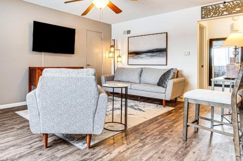 Pet Friendly near Park: 6 mi to Speedway