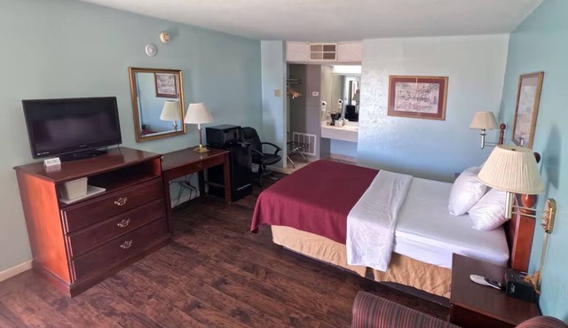 Pet Friendly Queen Room – Explore Route 66 Attractions at Your Leisure