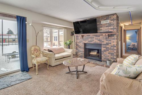Pet-Friendly Siren Home! Walk to Bars & Lakes