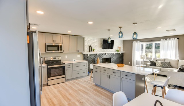 Pet-Friendly South Kingstown Home: 5 Mi to Beach!