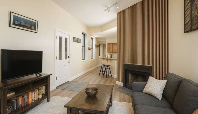 Pet-Friendly Soulard Townhouse · 2BR/2BA · Parking + Rooftop Deck