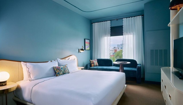 Pets Allowed Here! King Room Near Louisville Slugger Museum & Factory!