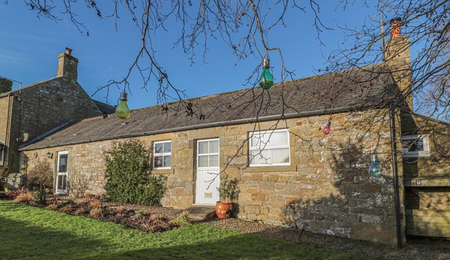 PETTY KNOWES COTTAGE, pet friendly, with hot tub in Otterburn
