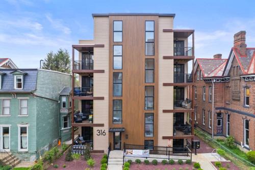 PFR Suites - Highland, 3BR 2BA Shadyside Condo, 2 King Beds, 3rd Floor Walkup