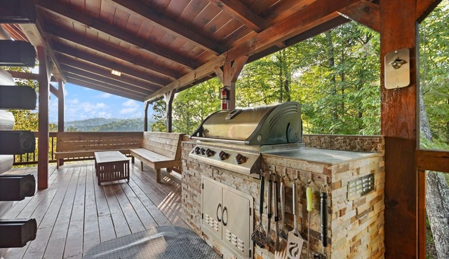 Phenomenal View! Hot Tub, Pool Table, Bar, Internet, Second Den, Satellite TV