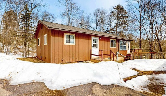 Pickerel Lake cabin w/kayaks, dock, patio, grill & direct access to trails!