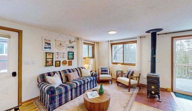 Pickerel Lake cabin w/kayaks, dock, patio, grill & direct access to trails!