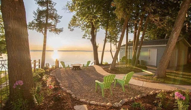 Picturesque Door County Waterfront Cottage! Swim, Play, Relax.Have It All!