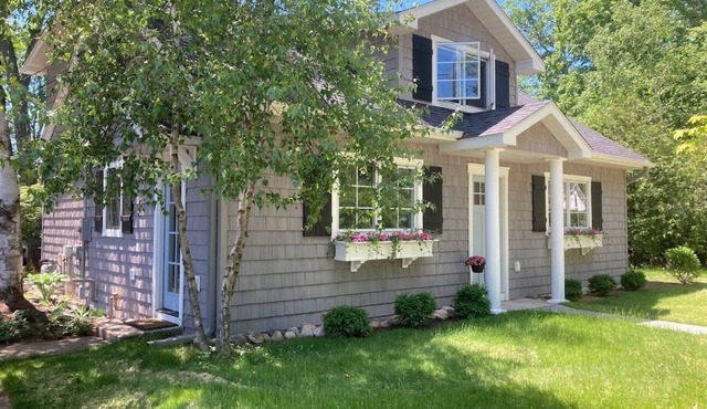 Pine Corner Cottage - recently renovated in heart of Harbor Springs