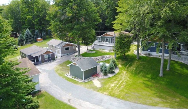 PINE - Grace Landing Cottages With Stunning Sunsets Over Hamlin Lake.