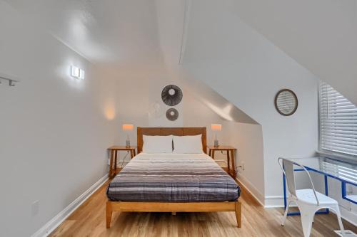 Pittsburgh Troy Hill 2D Stylish Private Bedroom with Shared Bathroom