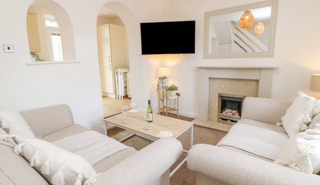 PLOUGHMANS COTTAGE, pet friendly, with a garden in Corby Hill