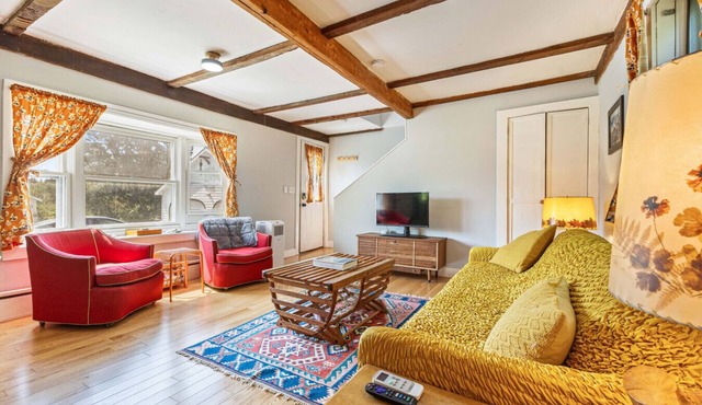 Poet's Nook: Cozy and Private 1BR Apartment