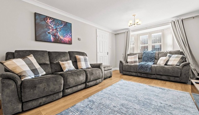 Polmont Haven: Spacious 4- Bedroom Retreat