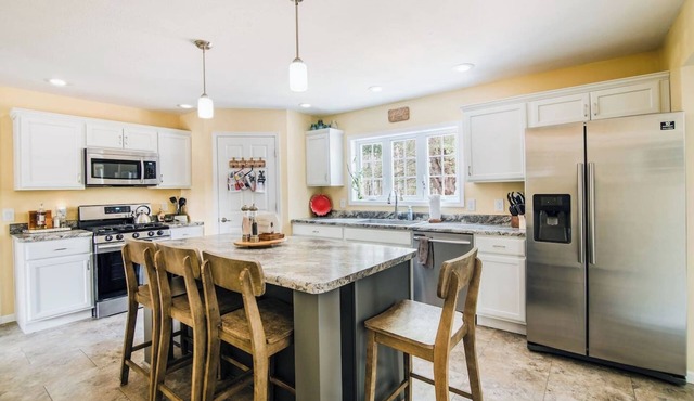 Pond Creek Cottage, Tucked Away, Near Boyne Mount!