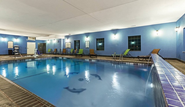 Pool & Hot Tub. Free Breakfast Buffet Included! Great Location!