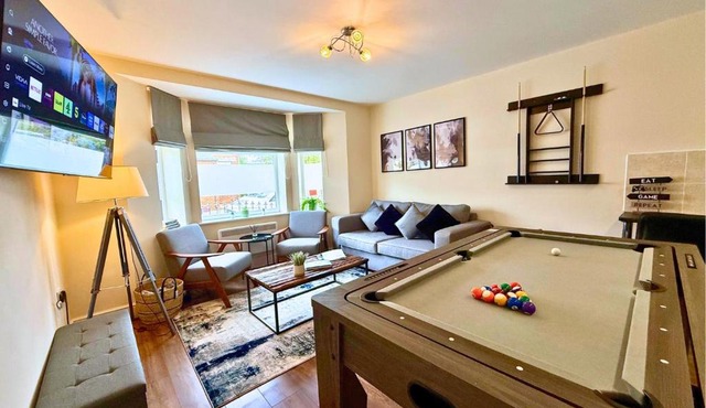 Pool Table 1-Bedroom House, near City Centre and Public Transport, Dog Friendly, Sleeps 5, Free Parking