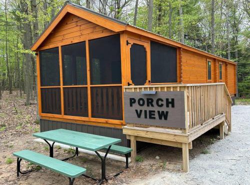 Porch View Cabin 3 Min to Silver Lake Sand Dunes
