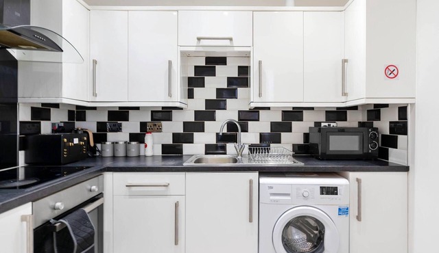 Portobello 2BR | En-Suite | 5 Min Walk to Beach