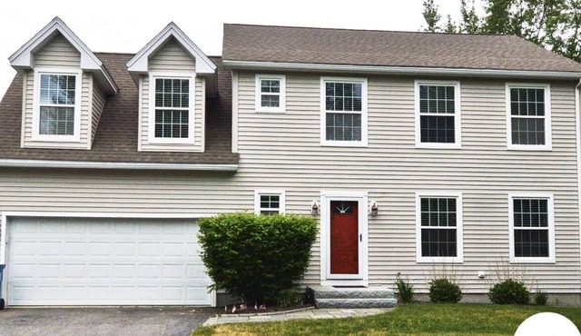 Posh 3 Bedroom house w/hot tub & pool table