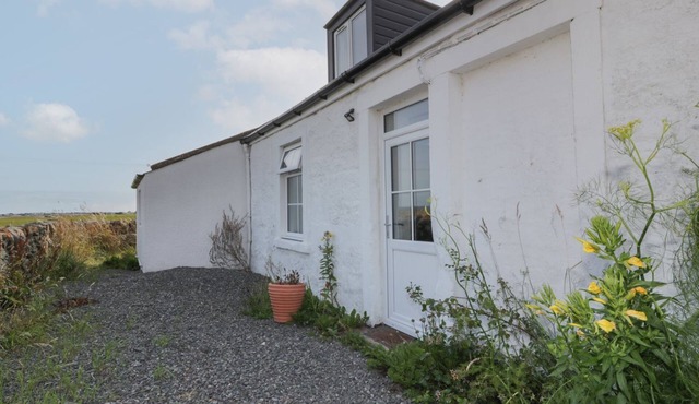 POWILLIMOUNT COTTAGE, pet friendly, with a garden in Southerness