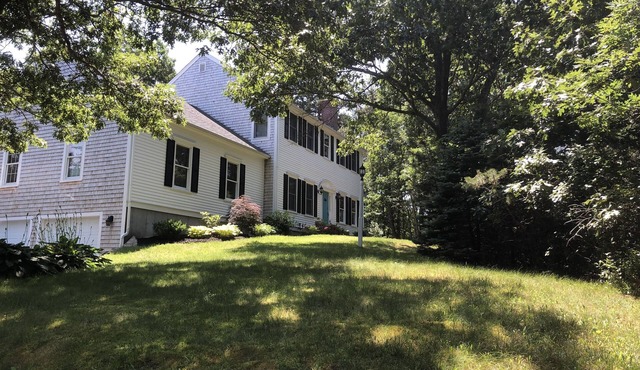 PPP Peaceful, private with a pool! House on a Hill in a quiet neighborhood.
