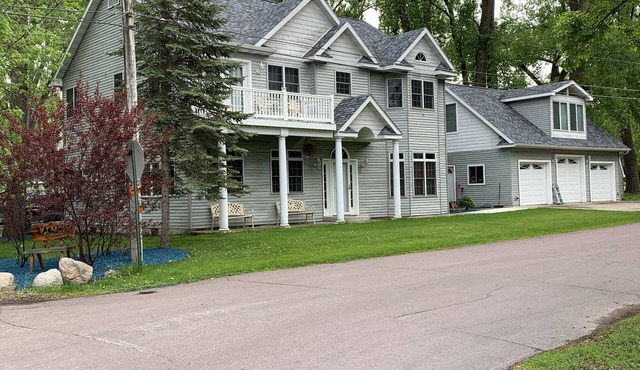 Premier Host-Tetonka & Sakatah Lakes Dock, Kayaks, Lakeside Fire Pit & Gameroom
