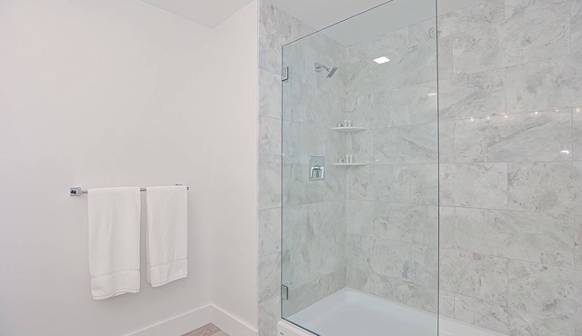 Premier Ocean View Corner Condo (750S.F.)