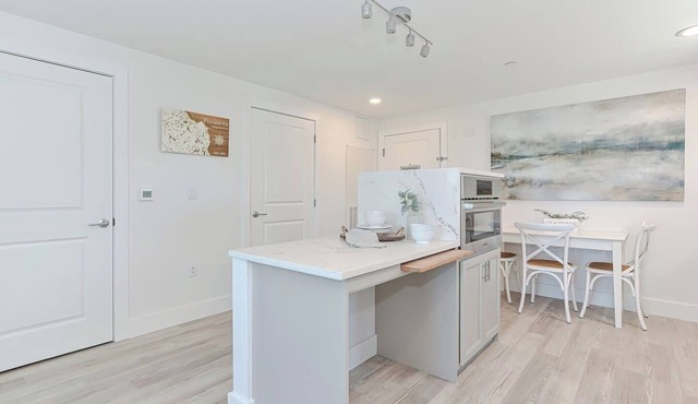 Premier Ocean View Corner Condo (850S.F.)