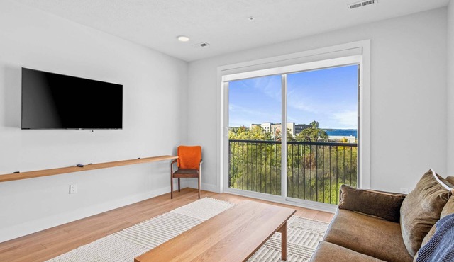 Price Drop* New Downtown Apt, Pine 206