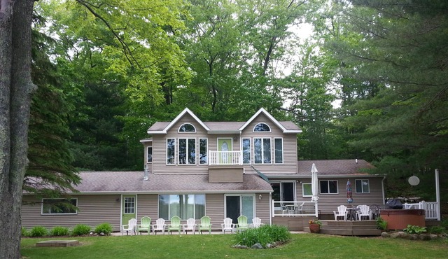 😊Prime June Week still open. Great Cottage on a full use Lake, sleeps 13+Babe